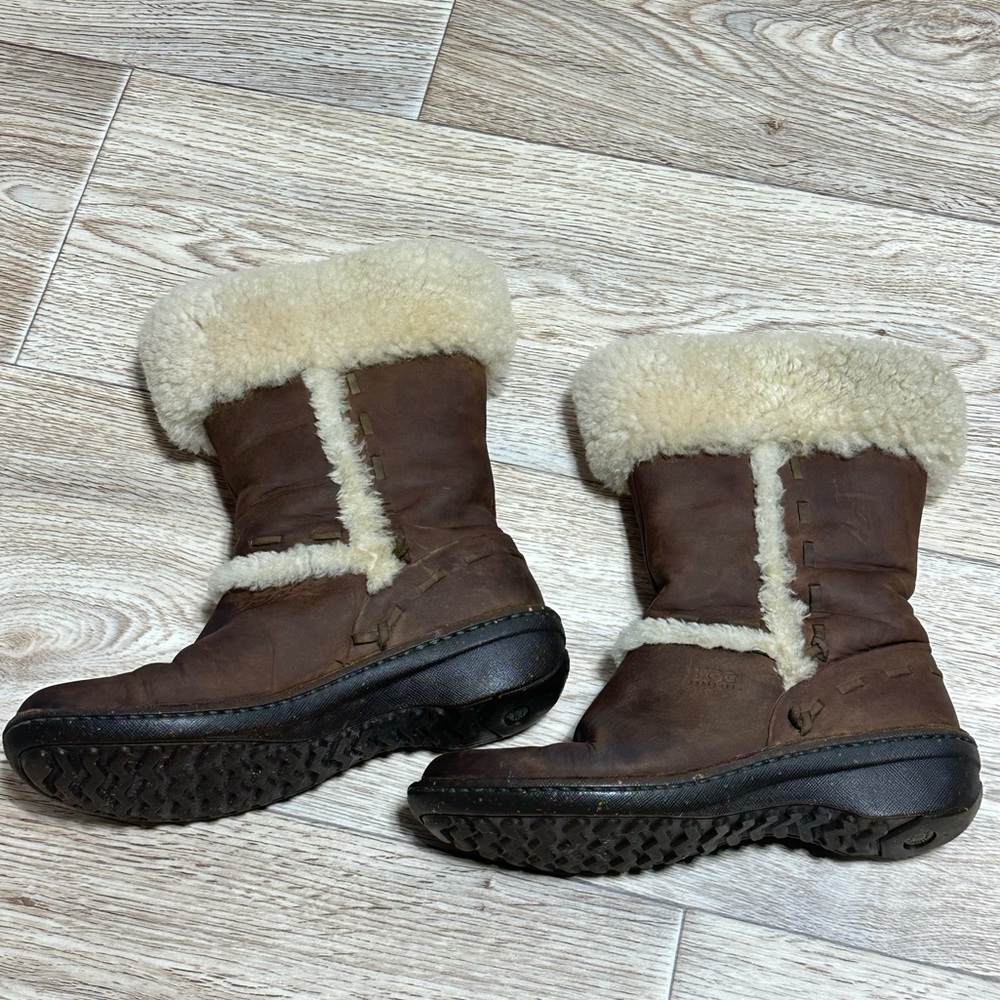UGG Australia Elijo Sheepskin Winter Boots Womens Size 7 EUR 38 Brown Leather